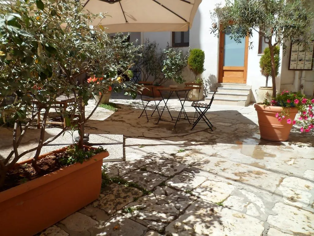 אפרטהוטל טרפאני Cortile Antico מלון דירות